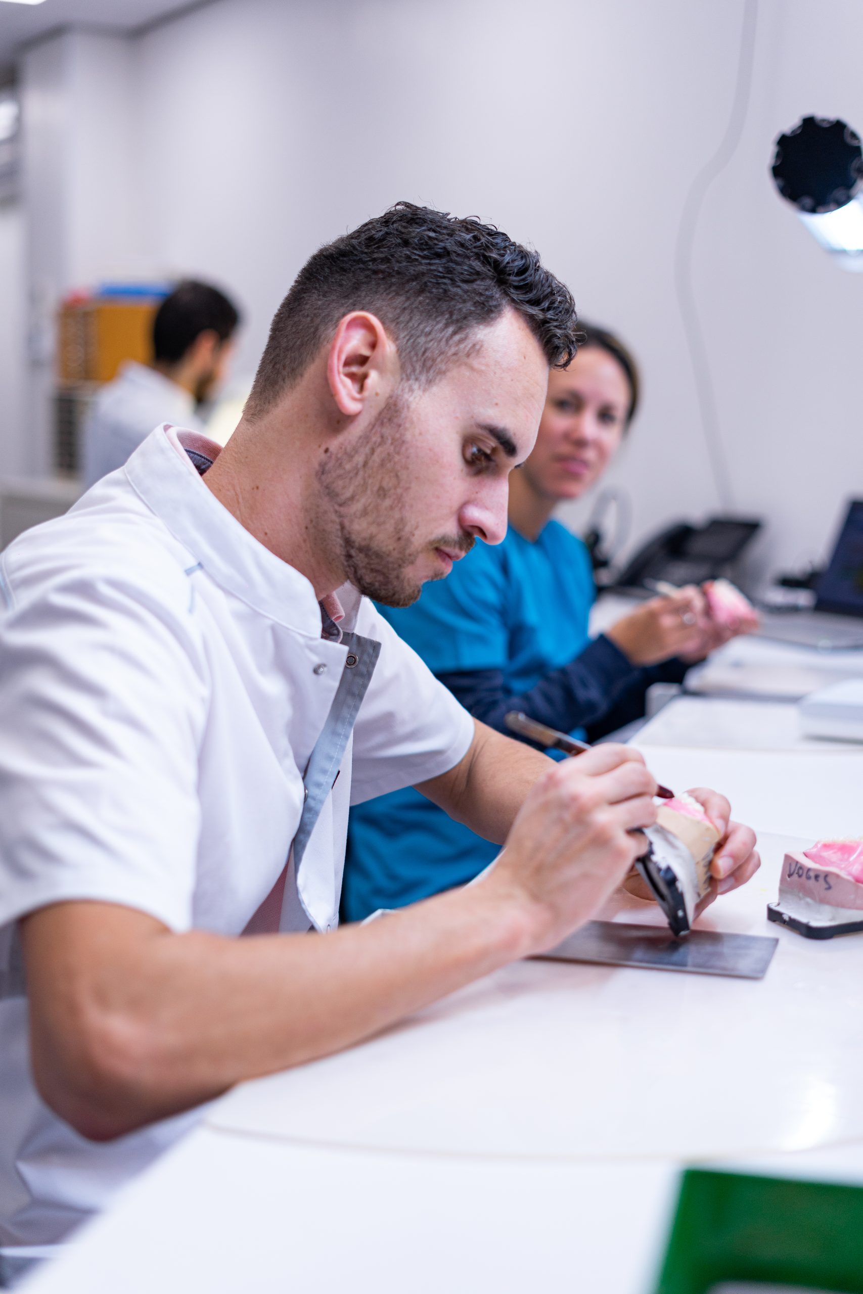 Je bekijkt nu Kunstgebit schoonmaken: zo voorkom je problemen